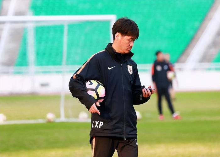 情义无价！李霄鹏、王大雷赛后拥抱