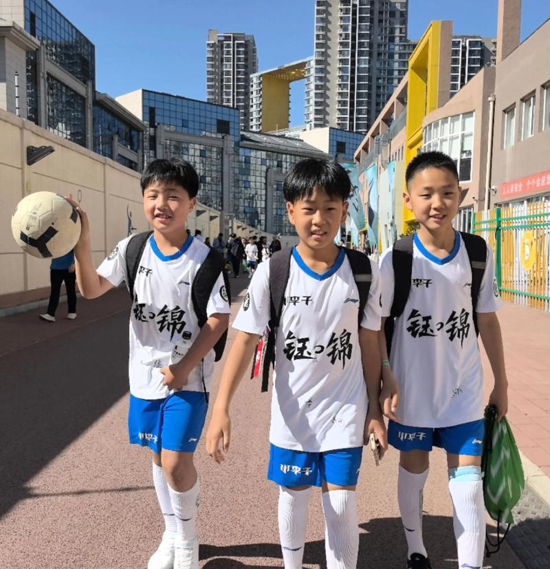 国安球员走进北京小学翡翠城分校,开展足球公益课活动