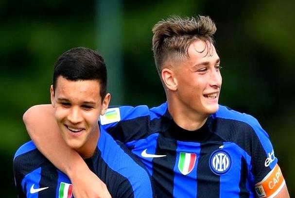 米体:F-埃斯波西托最近几周住在国米训练基地,专心训练提高自己