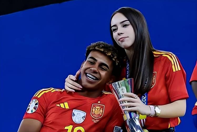 亚马尔女友出轨马斯坦托诺?娱记辟谣:无凭无据,只是去生日派对