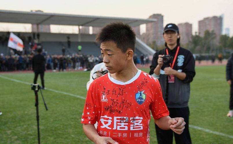 到队第一天!莱里达竞技官方欢迎邝兆镭,并晒出他的26号球衣