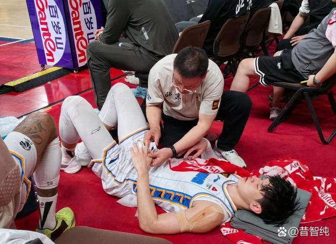 疑似重伤！小范博梅尔上半场被担架抬下，其父亲和祖父现场观战