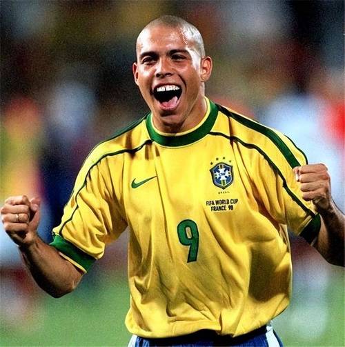 罗纳尔多今天49岁生日,巴西队送祝福:你让9号成为敬畏的象征