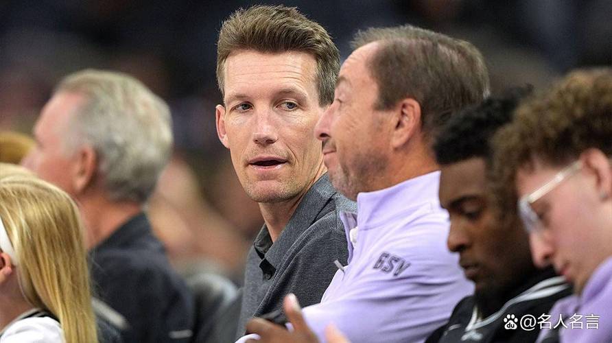 无作为！美媒吐槽邓利维：休赛期带着勇士众将各种玩水