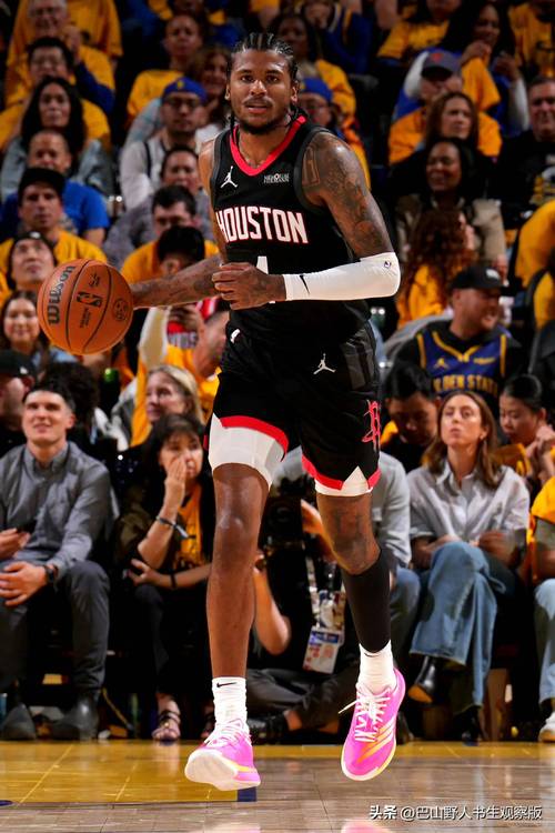 火箭入场穿搭：格林牛仔帽亮眼 申京黑白马甲 范乔丹&谢泼德短袖