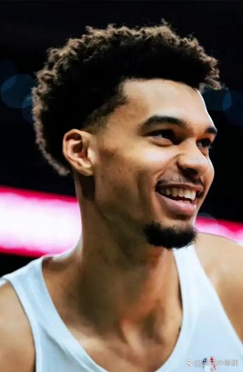 🤣很喜欢生气砸球啊！小时候的文班亚马是怎么打球的？