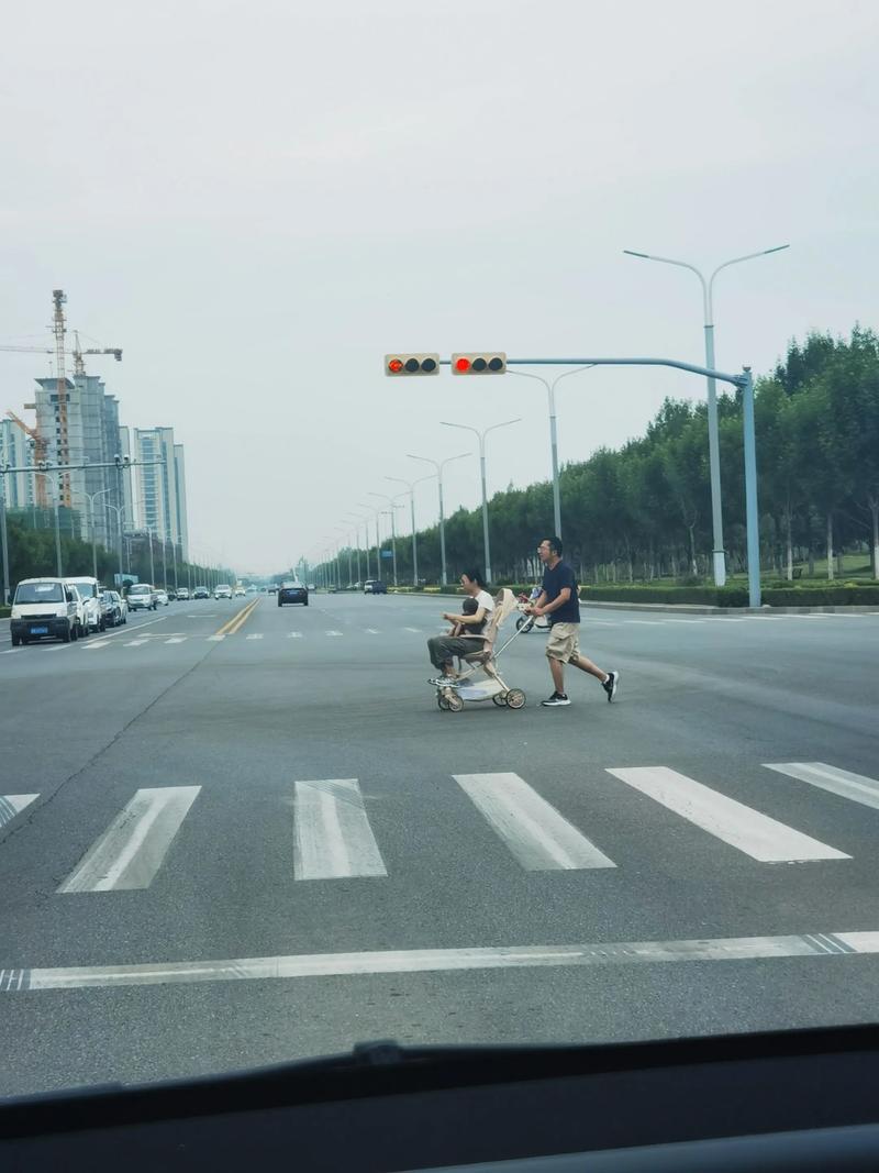 网友拍到文班一个人户外散步 乖乖按按钮才能通过斑马线红绿灯