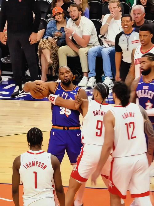 布克：狄龙不是队友时你会恨他 但成为队友你会张开双臂拥抱他