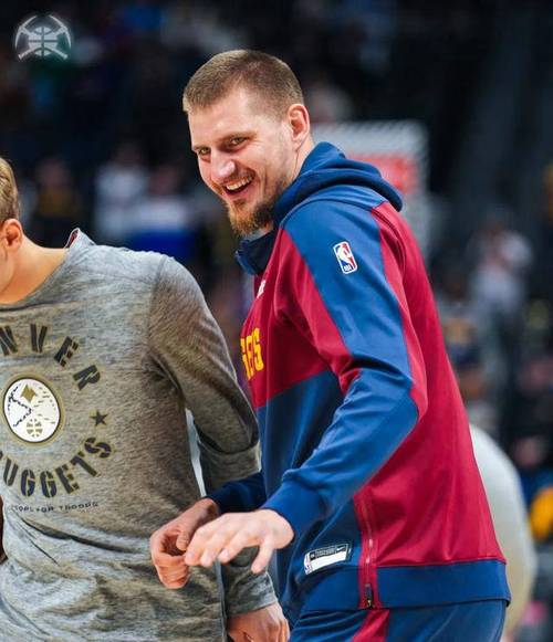 名记:即使经历了上赛季的各种动荡 没任何迹象显示约基奇想离开