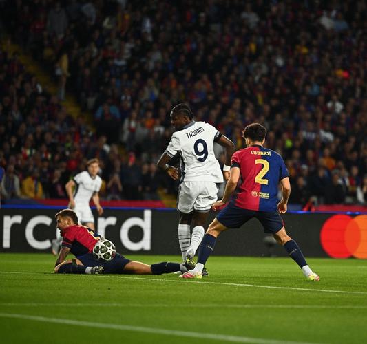 即将续约!斯基拉:萨利巴曾拒绝皇马、巴黎、沙特俱乐部的接洽