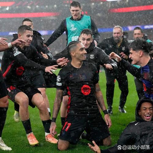 马卡报:拉菲尼亚大腿后侧不适被换下,预计会缺席周一联赛