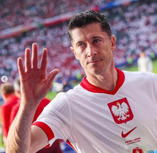 替补出场攻入关键球!莱万社媒晒照庆祝胜利:三分到手