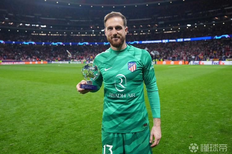 奥布拉克代表马竞出战500场里程碑，塞雷佐为其颁发纪念牌匾