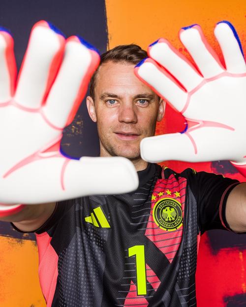 欧联杯送出助攻,努贝尔是首位做到这点的德国门将