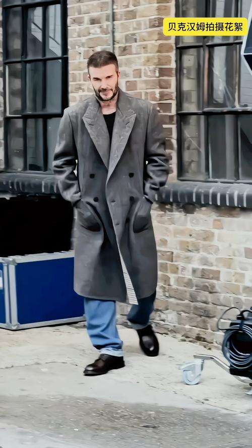 老了也很帅！贝克汉姆一袭天鹅绒造型帅气出席米兰时装周😍