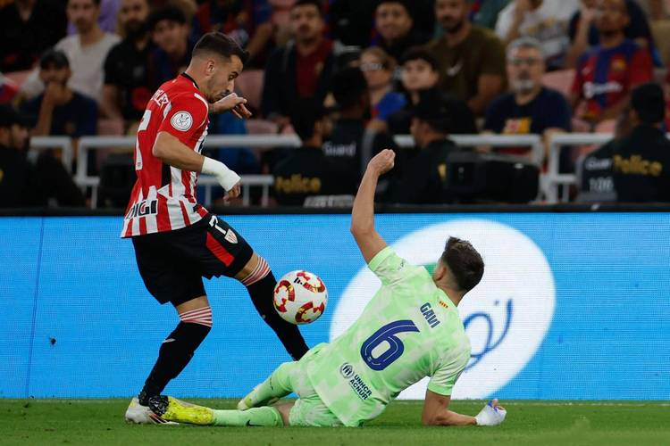 TA：加维伤病让巴萨更衣室情绪低落，担心同样意外发生在自己身上