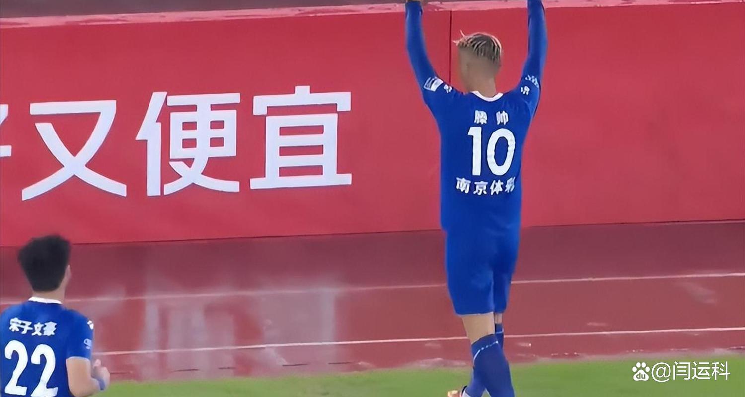 🤣强度太高！主裁大腿抽筋，让蓉城队医进场时也给自己喷点喷雾