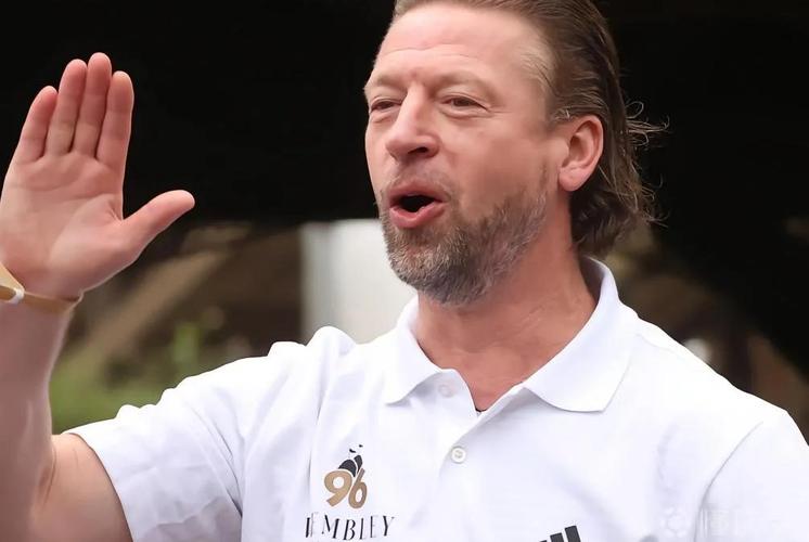 凯恩谈未来：续约是可以讨论的事情，未考虑回英超冲击希勒纪录