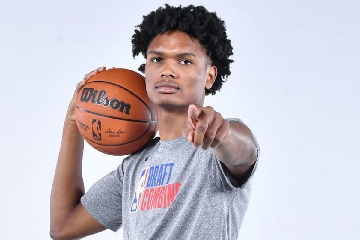 美记:阿门的风格不适合一直打控卫这样也会削弱他的其他表现