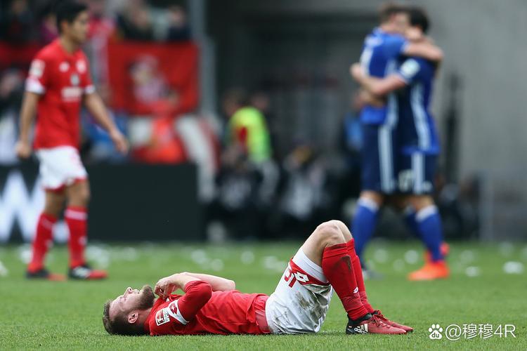 前阿森纳21岁青训球员维加去世，因在比赛中救球，头部撞到场边的一堵混凝土墙，导致重伤