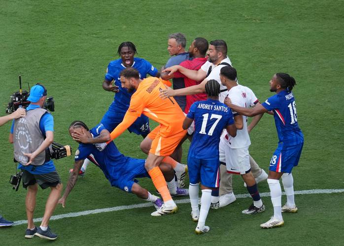 马雷斯卡:红牌后比赛局势彻底改变了,我们是在白白给对手送礼