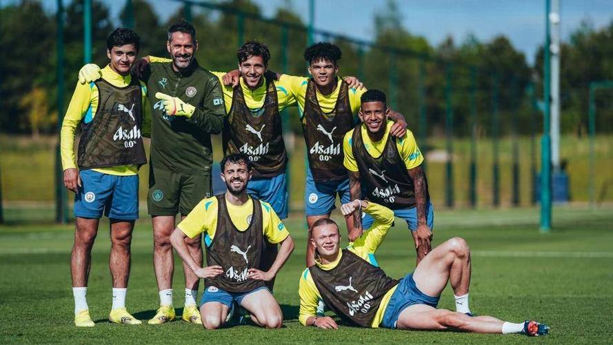 记者:努内斯将会首发出战伯恩利,科瓦西奇也随队来到球场