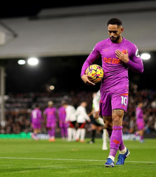 该传的！库尼亚直接打门未传球，B费不满角球进攻仍在与前者交流