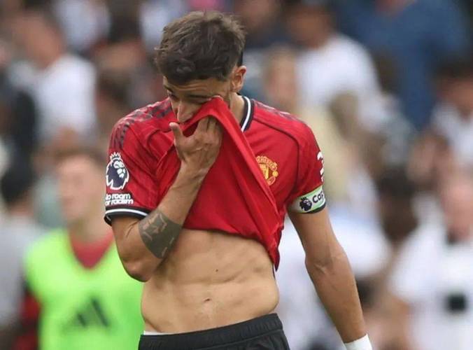 又不敢看!B费罚点球时阿莫林坐在教练席沉默低头