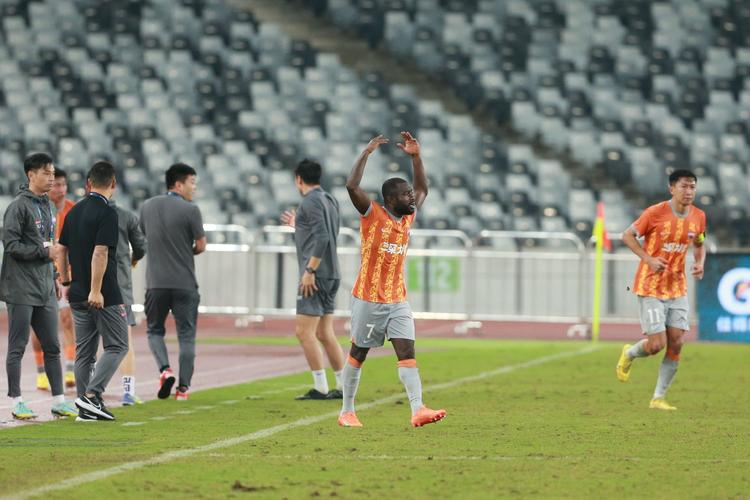 东体:中超联赛超长补时消耗太大,外籍主裁补时更有针对性