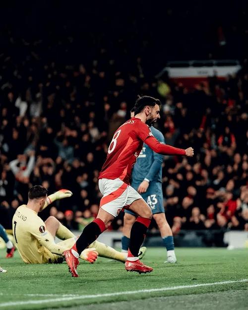 阿莫林200场里程“悲”！曼联拖后腿，33场从未连胜，名宿开炮