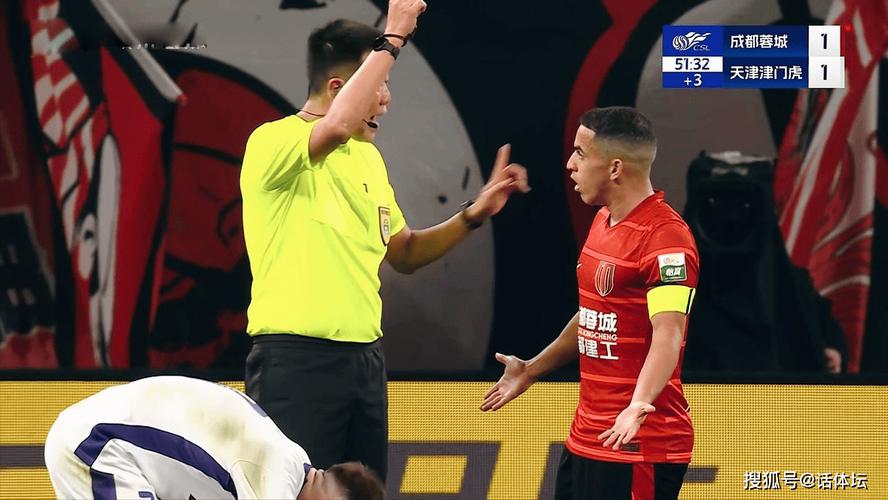 中超关键战再现罕见1幕:补时24分钟,主裁判累到抽筋!