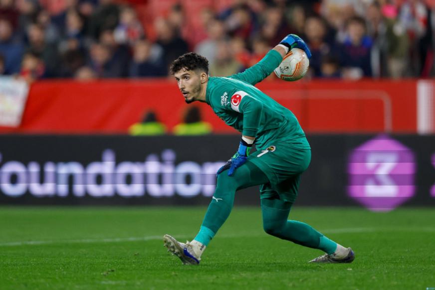 低头了!B费点球被扑葬送好局,阿莫林掩面不敢直视终场无奈