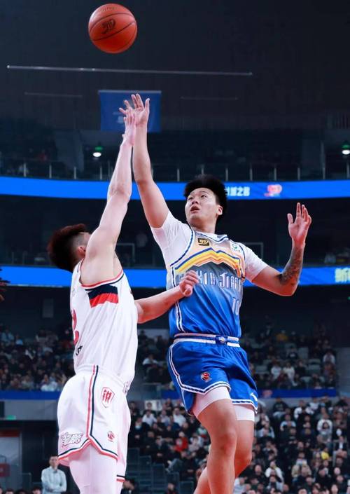 好好磨合！赵睿和北京男篮队友配合训练 越来越熟悉了