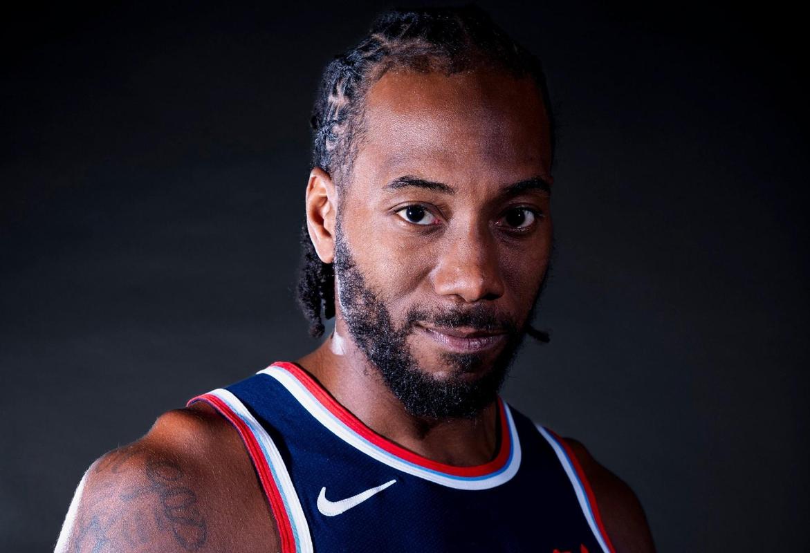 不受阴阳合同风波影响！莱昂纳德出席快船媒体日 摆造型拍定妆照