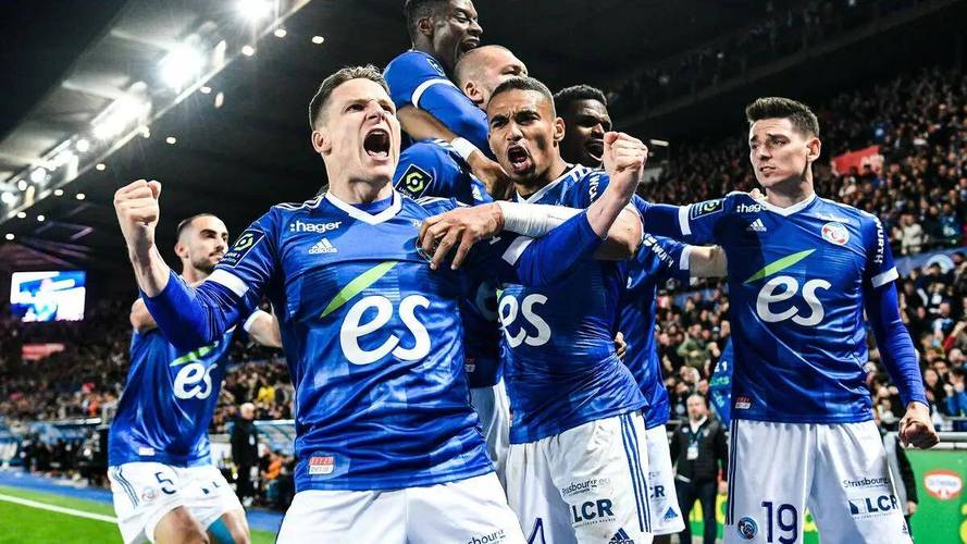 RMC:为对抗球迷拒绝助威的行为,斯特拉斯堡被指雇“助威剧团”