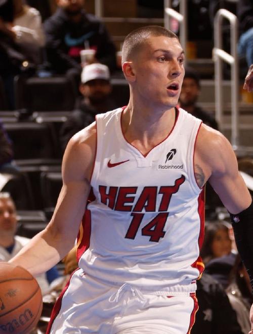 希罗:这么多年一直喜欢看鲍威尔打球 他能让我得到大量得分机会