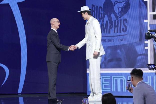 快赶上你的好朋友杨瀚森了!太阳10号秀马卢阿奇体重超过119公斤