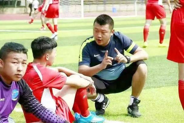 记者：新鹏城2名助教将继续留任，守门员教练和体能教练离开