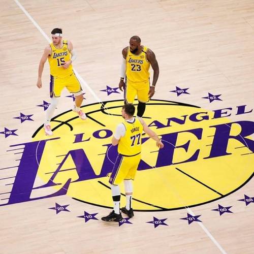 湖人官方晒全队集体自拍向球迷问好：我们回来啦！