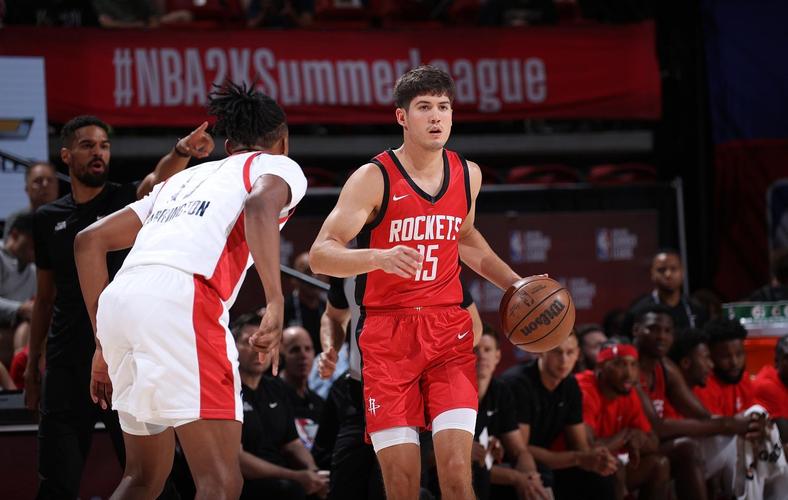 阿门:谢泼德今夏练防守下了苦功夫 期待他新赛季更多发挥