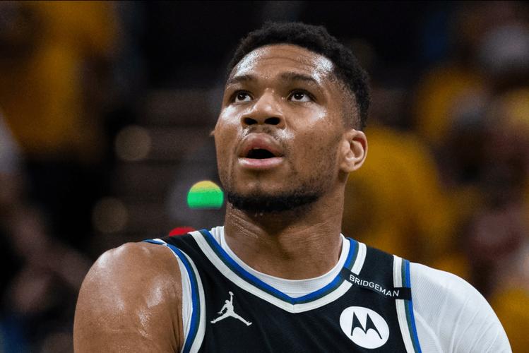 又一个国产品牌代言人？库兹马媒体日上脚国产球鞋！