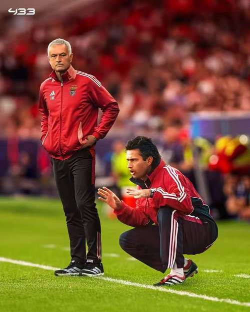 🎥恩佐罚角球时，穆里尼奥走过来告诉本菲卡球迷不要再扔东西