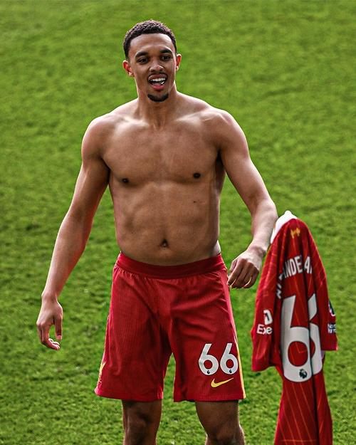 为何阿诺德离队,你却拒绝皇马?萨利巴:他已赢过冠军,我还没有