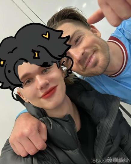 甜😋哈兰德谈女友:一开始她先给我发信息;晚上我做饭她玩游戏