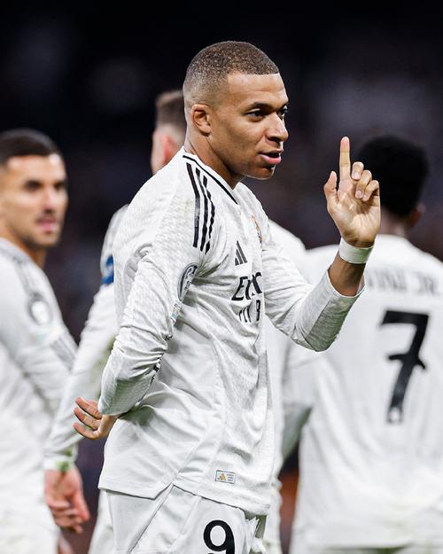 并列历史第一!姆巴佩上演三次欧冠客场帽子戏法,追平因扎吉!