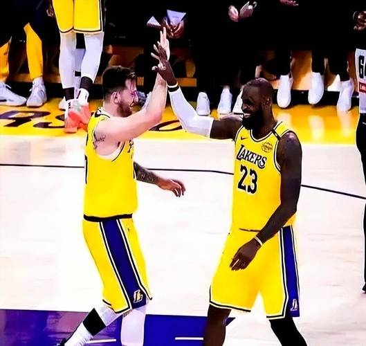 湖人训练营首日集锦：詹姆斯便装观训 艾顿斯玛特加练投篮