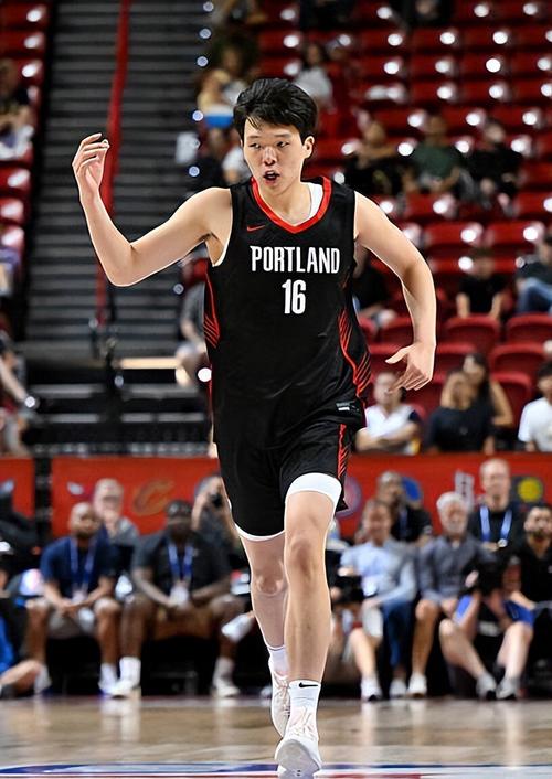 比卢普斯:不管克林根、罗威还是杨瀚森谁打中锋 都要保护好篮板