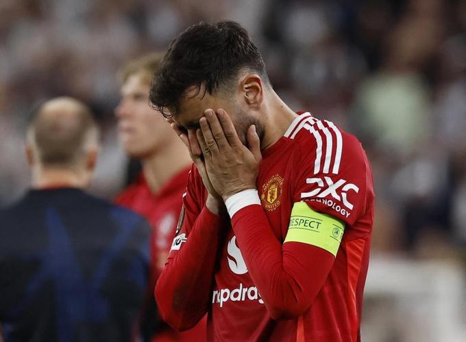 该歇歇了😫佩德里被换下球迷起立鼓掌+膜拜，78分钟跑动11.02km