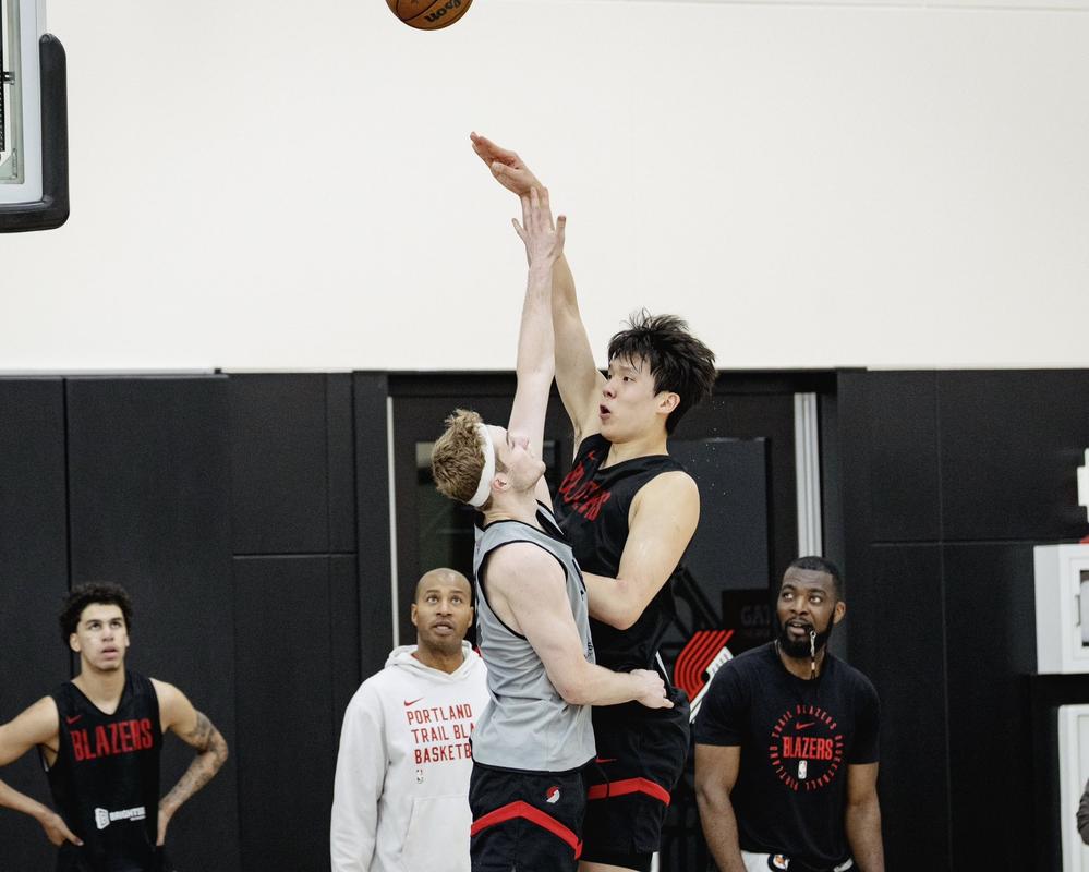 开拓者官方晒杨瀚森对抗后丝滑转身高难度反手上篮：厉害啊！