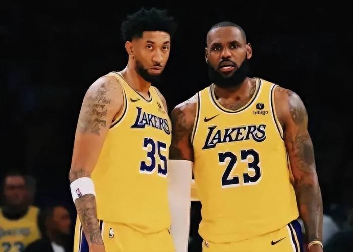 确实更壮更厚实了!对比上赛季训练营 浓眉重了13斤